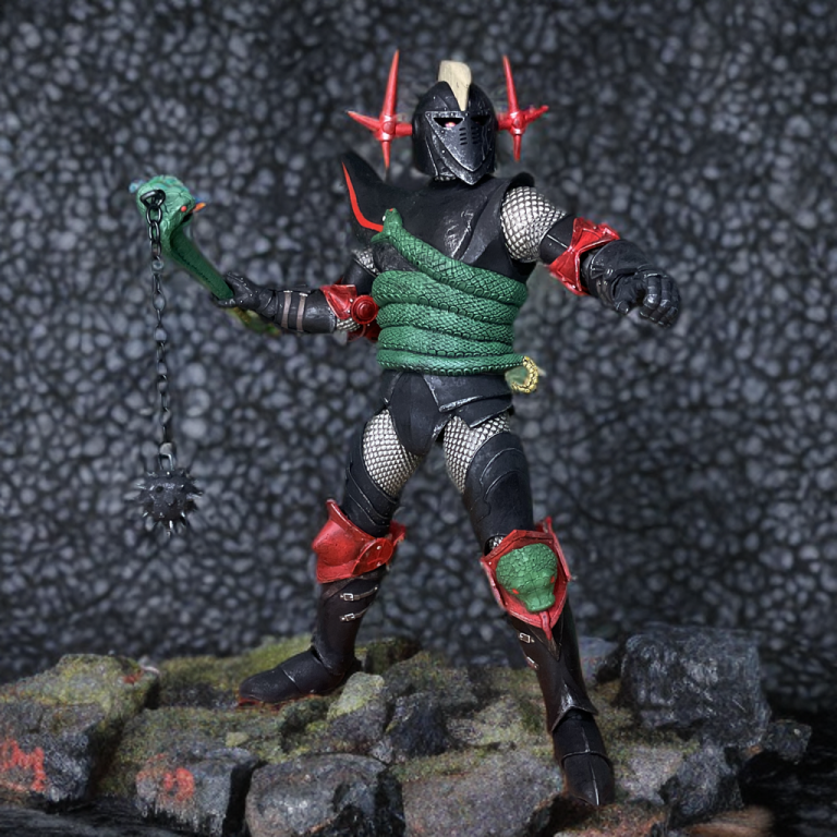 NECAグリムソード・アルティメットフィギュアのアクセサリー（剣、スネークフレイルメイス、交換可能な手）をクローズアップして展示。