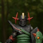 Abgebildet: NECA Ultimates Grimsword Actionfigur in kraftvoller Heldenhaltung, detaillierter Kobra-Rüstung, Schlangenstreitkolben und Schild ergreifend, vor dunklem Hintergrund als Wardukes verräterischer Rivale in Advanced Dungeons & Dragons