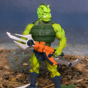 Eine MOTU Classics Whiplash-Figur mit einem von 200x inspirierten alternativen Kopf, der ein kantigeres Reptiliengesicht und detaillierte Schuppen zeigt, posiert mit einer Waffe.