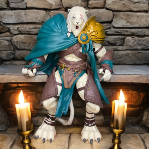 Ajani Goldmane, un planeswalker léonin imposant à la fourrure blanche et à la crinière dorée, manie une hache à deux lames et porte le manteau d'Elspeth, se tenant résolument debout dans une aura rayonnante infusée de mana blanc.