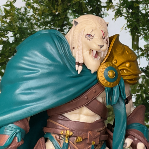 Ajani Goldmane se lève pour plaider en faveur de la rédemption de Méphitor, son œil balafré brillant de compassion.
