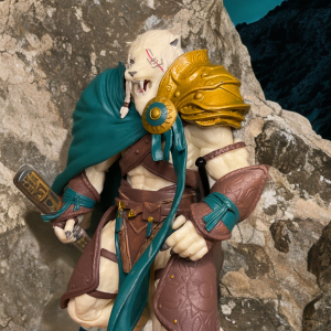 Ajani Goldmane, avec sa fourrure blanche et son œil unique, convoque des guerriers léonins aetheriaux sur Ravnica, dirigeant des planeswalkers sur fond d'invasion de la Dreadhorde.
