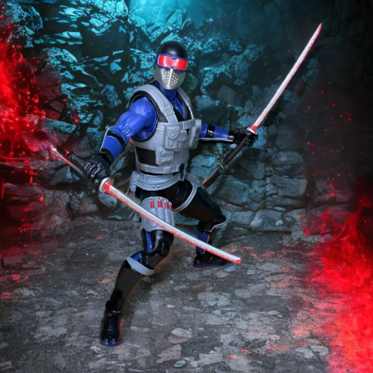 Nahaufnahme der G.I. Joe Classified #165 Snake Eyes-Figur mit ihrem blau-grauen Anzug, der roten Brille und den verschlungenen Utensilientaschen, die mit einer Maschinenpistole als Zubehör gezeigt werden.