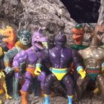 Todos os Warrior Beasts originais em um fundo de afloramento rochoso.