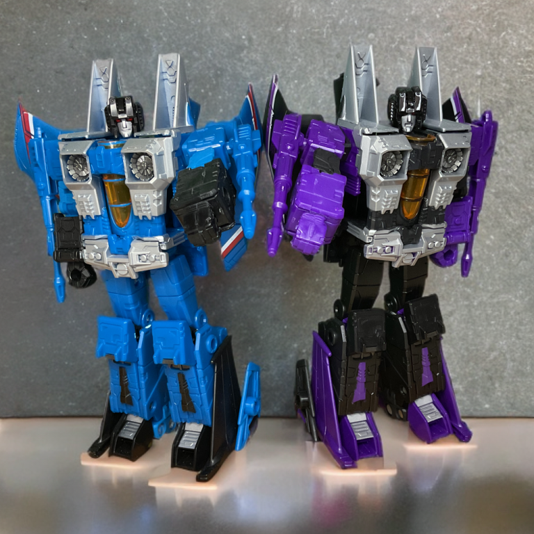 Comparação entre Thundercracker e Skywarp.