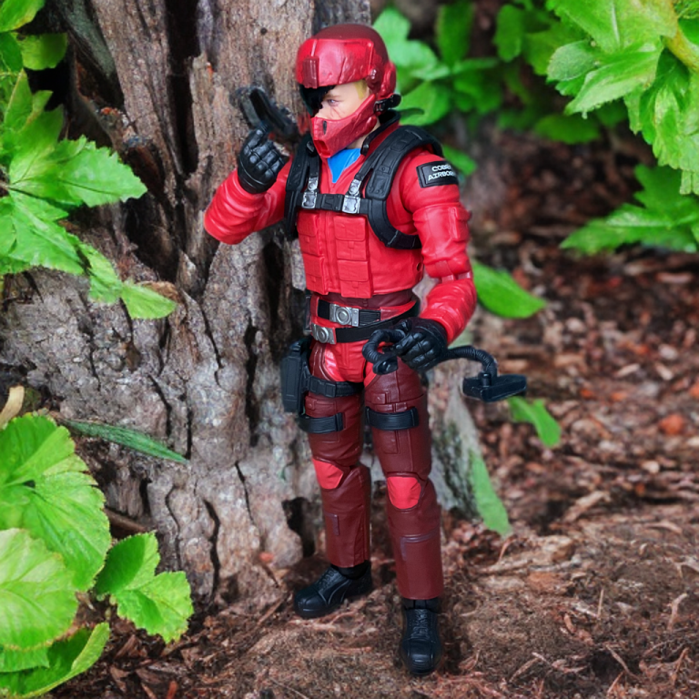 La figura Comadreja Salvaje posa dinámicamente con el jet Cobra Rattler, lo que pone de relieve su valor en el mercado secundario $123 y su popularidad entre los coleccionistas de G.I. Joe.