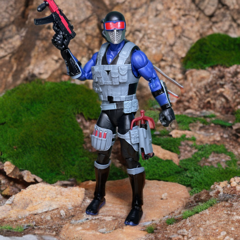 G.I. Joe Classified #165 Snake Eyes Figur in dynamischer, geduckter Haltung, mit Katana und Enterhaken in der Hand, blau-grauem Outfit und roter Brille.
