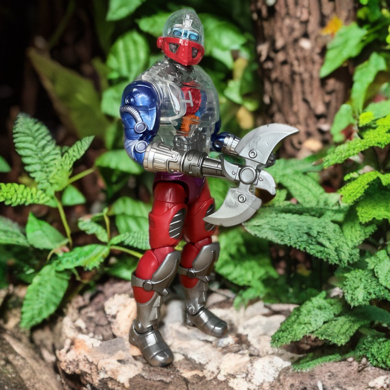 Uma visão detalhada da figura do Robô New Eternia, com visor roxo, juntas articuladas e acessório para as mãos, em um fundo de floresta.