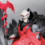 O Hordak do Masterverse 2025 em uma pose de combate dinâmica, empunhando seu escudo em forma de morcego com asas translúcidas bem abertas em um cenário escuro.