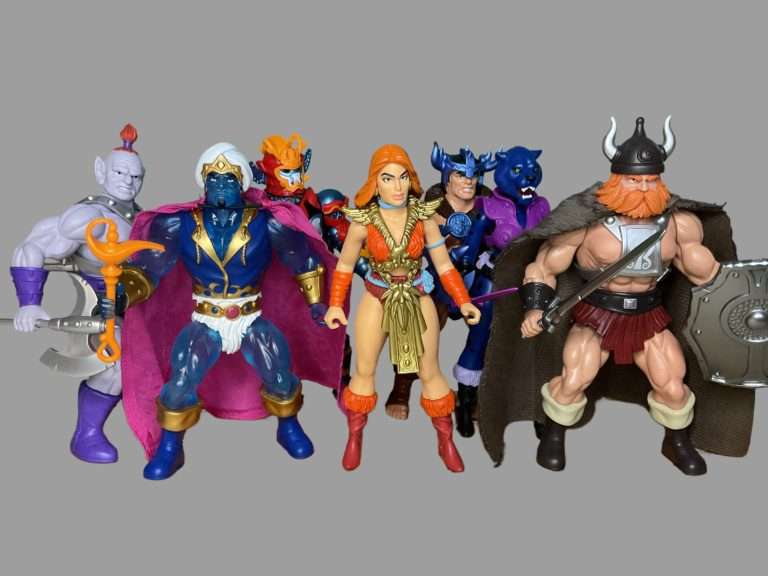 Uma visão detalhada das figuras de ação Warriors of the Galaxy, exibidas junto com as figuras Legends of Dragonore para destacar sua compatibilidade modular.