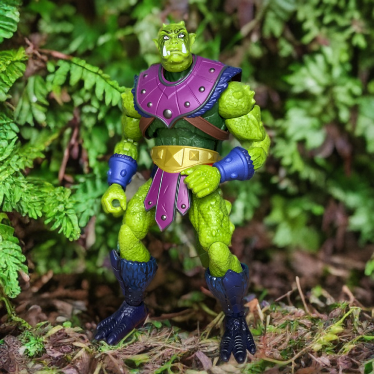 Eine lebendige Illustration von Whiplash aus der New Eternia-Reihe, dargestellt mit grünen Schuppen, einem listigen Grinsen und erhobenem Schwanz, inmitten eines immergrünen Waldes.