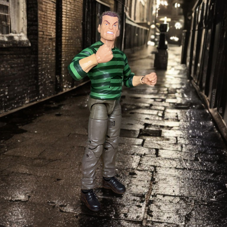 La figurine Sandman Retro 2025 de Marvel Legends de 6 pouces se trouve dans son emballage rétro à dos de carte, et présente une sculpture texturée sableuse et une tenue rayée verte et noire.