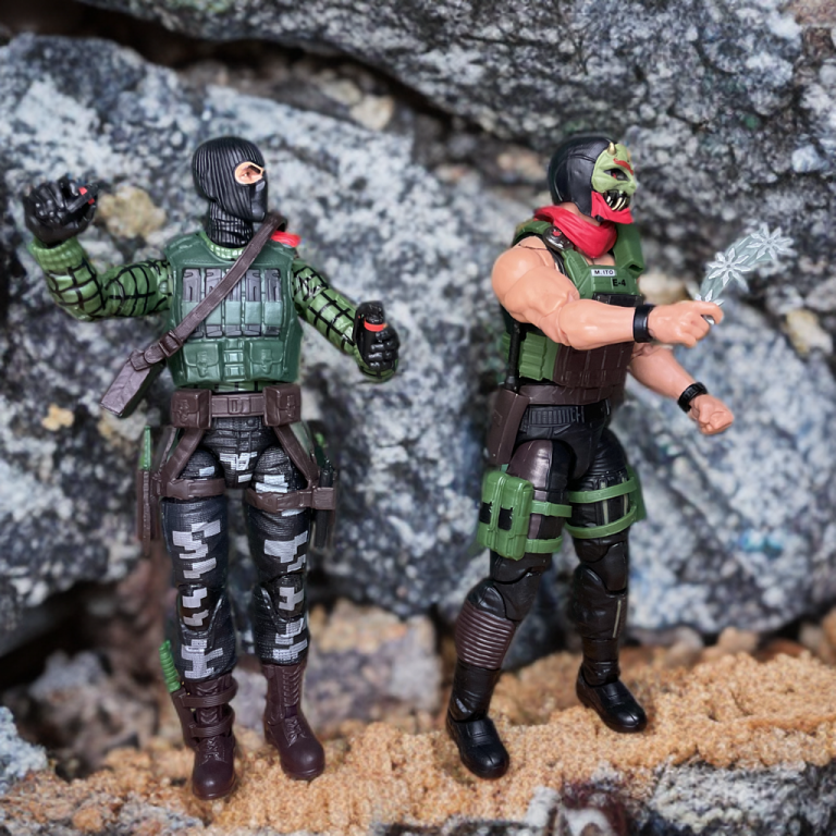 Beach Head e Quick Kick posaram juntos em seus trajes da Night Force, com Beach Head segurando granadas e Quick Kick com uma estrela de arremesso.