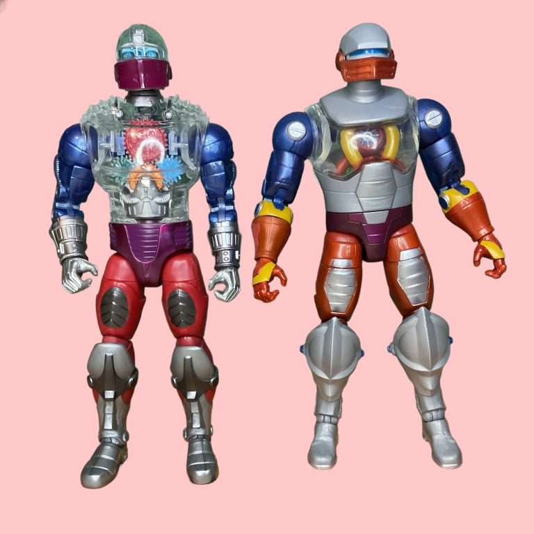 Comparação entre New Eternia e Revelation Roboto em um fundo neutro.