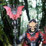 Imagen de Hordak, el líder de la Horda del Mal con orejas de murciélago, conspirando en una oscura sala del trono, símbolo de sus motivos de conquista y venganza.