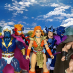 Uma imagem promocional que mostra três figuras de ação de 5,5 polegadas - Magnon com espada e escudo, Baltard com um machado modular e Huk com um capacete com chifres no estilo Viking - em pé no terreno acidentado do planeta Ferror, com um buraco cósmico da galáxia ao fundo.