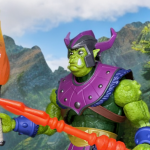 Eine Masterverse-Whiplash-Figur mit schlanker, moderner Skulptur, die einen mächtigen Schwanz, eine verzierte Rüstung und ein grimmiges Reptiliengesicht vor der Kulisse einer eternischen Landschaft zeigt.