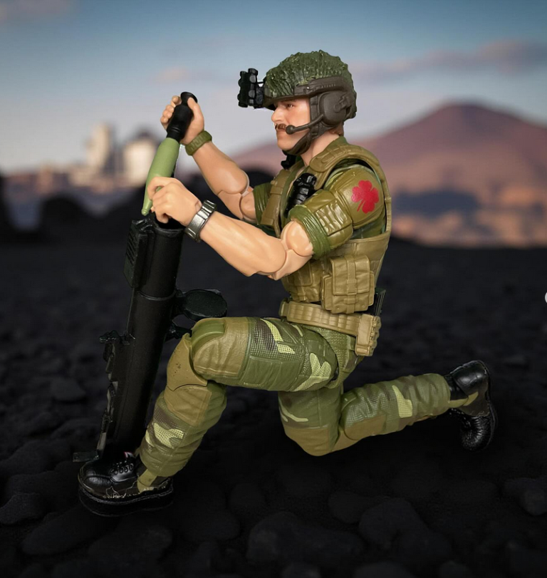 Footloose #156 con pantalones de camuflaje, chaleco, casco y lanzador LAW de carga.