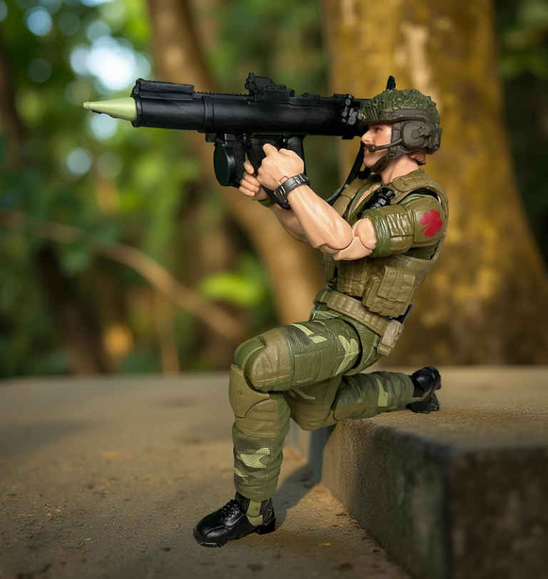 Figura Footloose #156 con uniforme de camuflaje, lanzagranadas LAW, cuchillo y casco, mostrada en una escena de acción al aire libre.