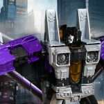 Close-up do Transformers Skywarp no modo robô, exibindo sua icônica armadura preta e roxa Decepticon Seeker e os raios nulos montados no braço.
