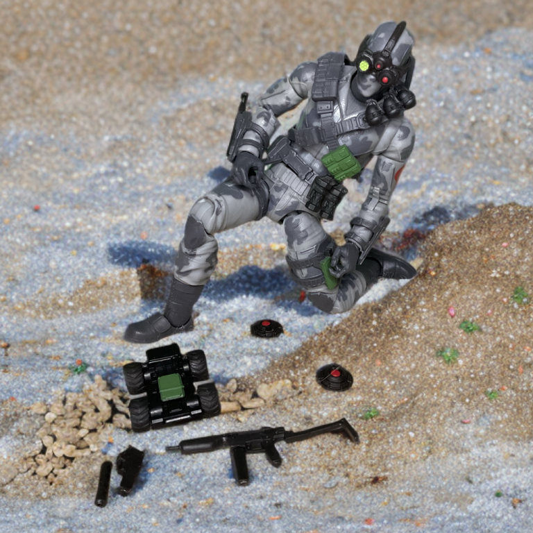 Detailansicht des Tarnanzugs von Firefly #84 aus der G.I. Joe Classified Serie mit Minen, Messerscheide und Pistolenhalfter.