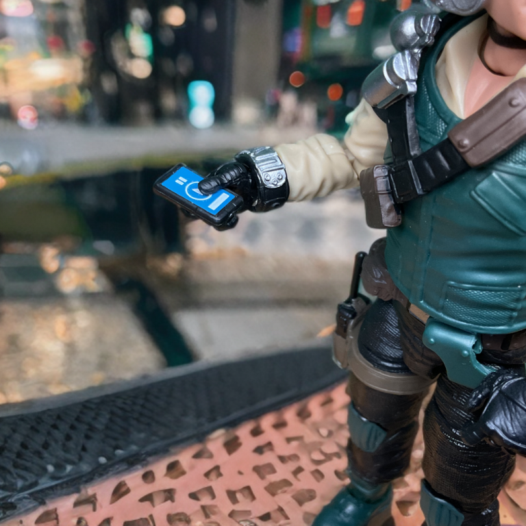 2. A figura de ação Dial-Tone posou com sua SMG e telefone via satélite, em pé em um diorama personalizado com um console de rádio, pronto para operações táticas.