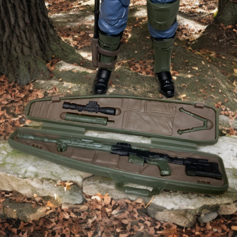 Une vue détaillée des accessoires de Gnawgahyde provenant du pack G.I. Joe Classified #125, y compris un fusil de sniper disposé pour l'exposition.