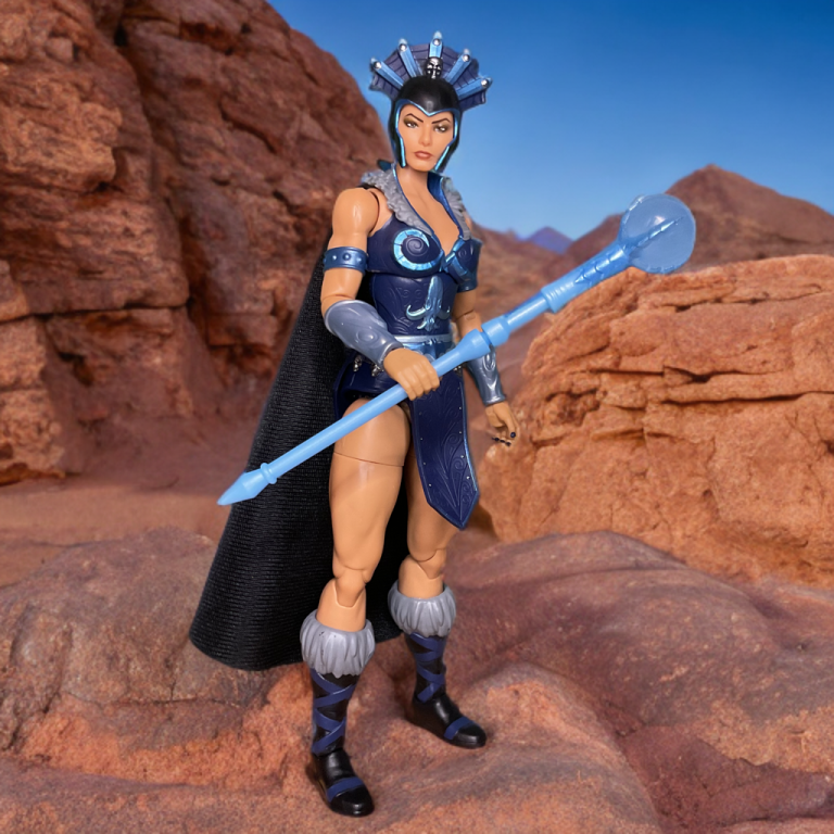 7-Zoll-Figur von Evil-Lyn mit einem Helm mit Totenkopf und einem glühenden Kugelstab, die dynamisch posiert, um ihre komplizierte Bemalung und Beweglichkeit für MOTU-Sammler zu betonen.