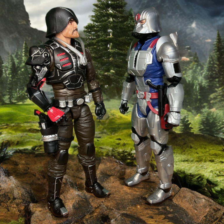 El Mayor Bludd informando al Comandante Cobra de la Armadura de Batalla en el bosque.