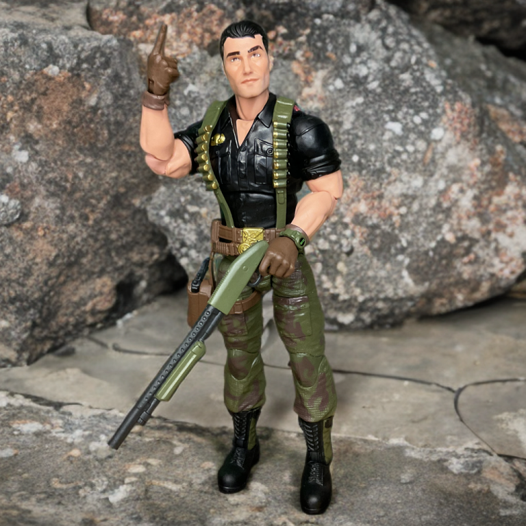 レトロコレクションのフリントのフィギュアは、ディスプレイの可能性を示すために外でポーズをとっている。.