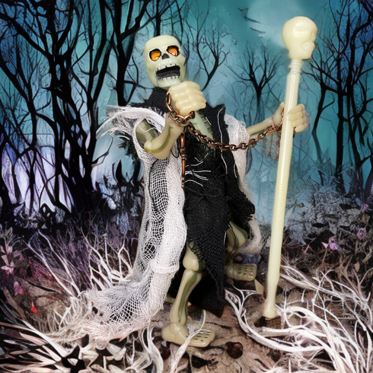 Archterrus, um esqueleto morto-vivo com uma mortalha brilhante, está em uma floresta assombrada na sessão de fotos do Realm of the Underworld 2025 da Zoloworld.
