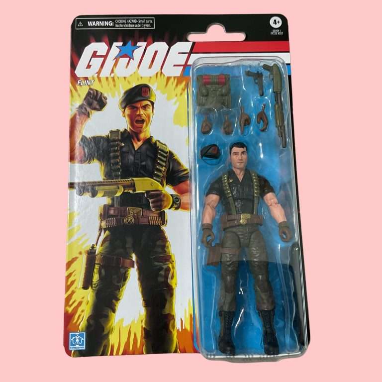 G.I.ジョー クラシファイドシリーズ レトロコレクション フリントのアクションフィギュアが、ブリスターパックのカードバックに収められている。.