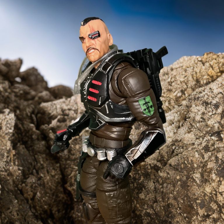 La figura G.I. Joe Classified Series #166 Major Bludd, con un brazo cibernético plateado y tácticas y equipo con acento rojo.