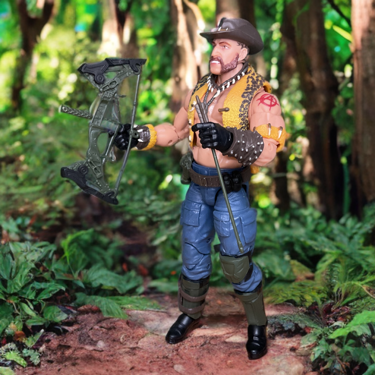 Une scène de jungle avec le pack de trois G.I. Joe Classified #125, montrant Gnawgahyde avec son arc et ses flèches.