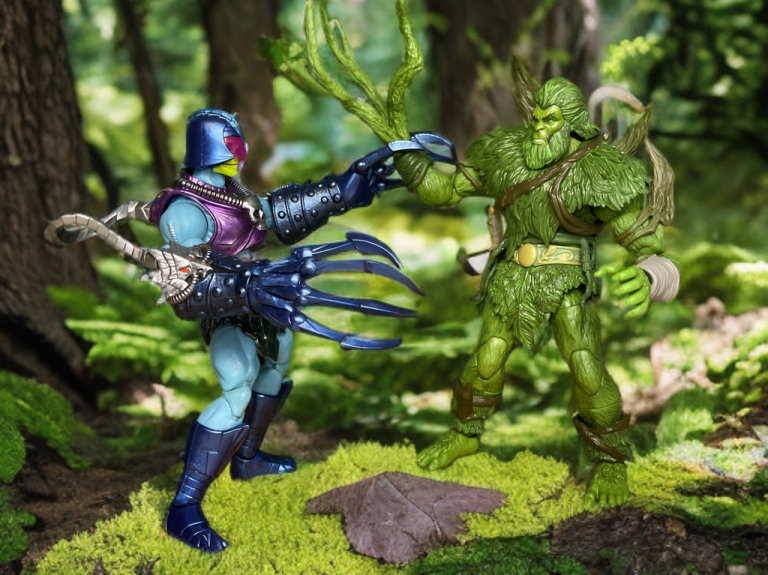Terror Claws Skeletor enfrenta o Moss Man em uma floresta verde.