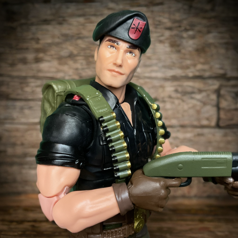 レトロコレクション・フリントのフィギュアのクローズアップ。明るい照明の下、マットグリーンのユニフォームとベレー帽のジョー・エンブレムのディテールが強調されている。.