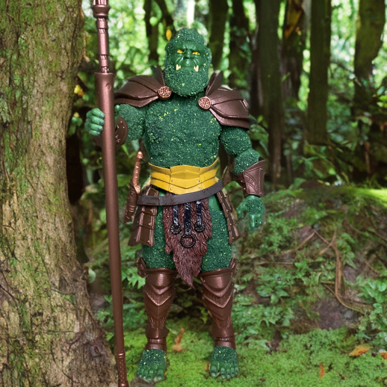 Esta imagen ofrece un plano de cuerpo entero de Bryophytus de pie en un denso bosque. Sostiene su bastón en posición vertical, con una mano en la cadera, mostrándose como un estoico y vigilante guardián de los bosques.
