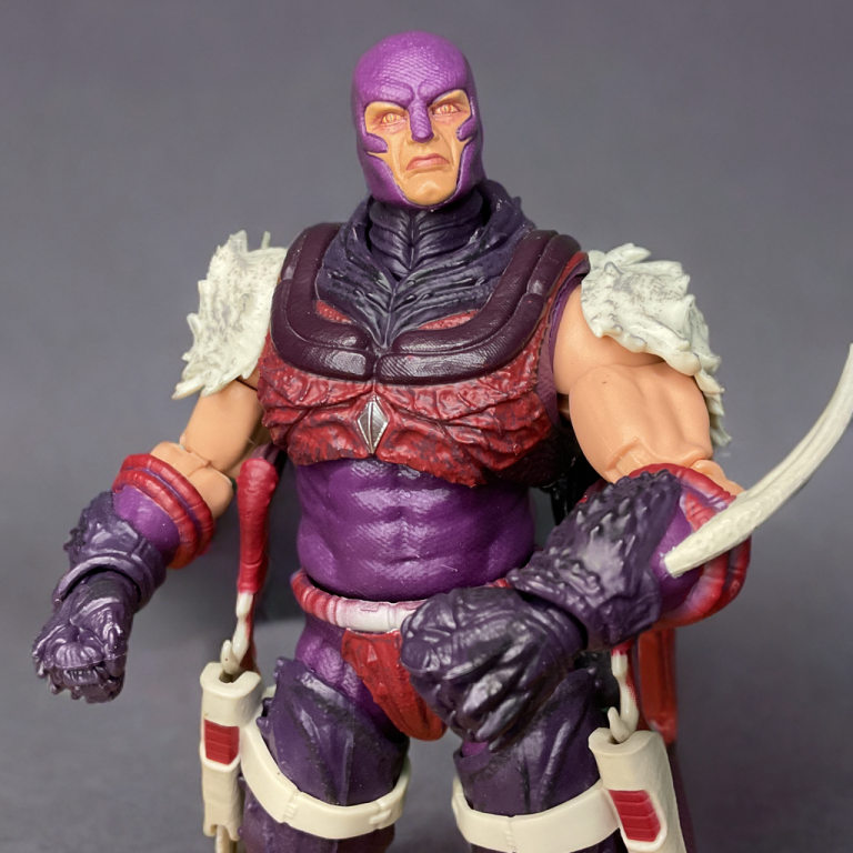 Une vue détaillée de la tête du G.I. Joe Classified #140 Nemesis Immortal, qui ressemble à celle d'un extraterrestre, mettant en valeur son design inquiétant de Cobra-La avec ses yeux brillants et ses caractéristiques serpentines.