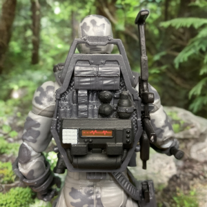 Rückansicht von Fireflys hochdetailliertem Rucksack, während sie vor einem Wald steht.