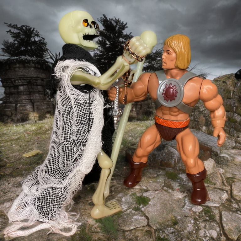 O Archterrus de Zoloworld, um esqueleto com um cajado no topo de uma caveira, luta contra o Barbarian Man empunhando uma espada de prata em uma ruína tempestuosa sob um céu cinzento, capturado em uma sessão de fotos de 2025.