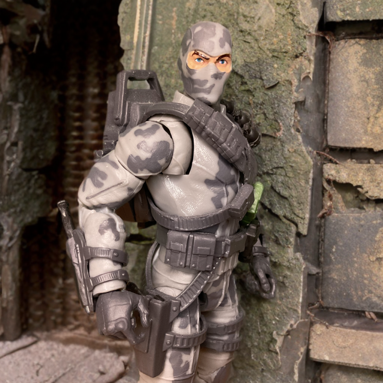 Nahaufnahme der G.I. Joe Classified Firefly #84 Figur, die den maskierten Kopf und die detaillierten Granaten zeigt.