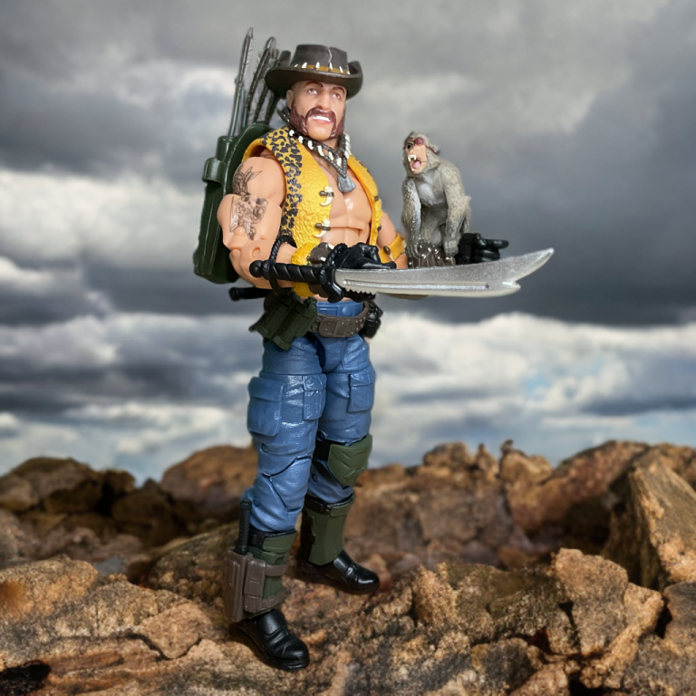 Yobbo avec Gnawgahyde, le macaque borgne de l'ensemble G.I. Joe Classified #125, perché sur le bras de Gnawgahyde avec un cache-œil, capturant son charme espiègle.