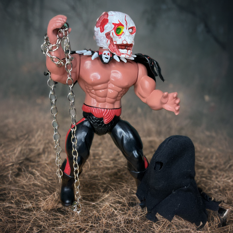 Close-up arrepiante da figura esquelética de Grym&apos com crânio mutilado e olhos brilhantes em um campo de batalha escuro e enevoado que evoca vingança e solidão.