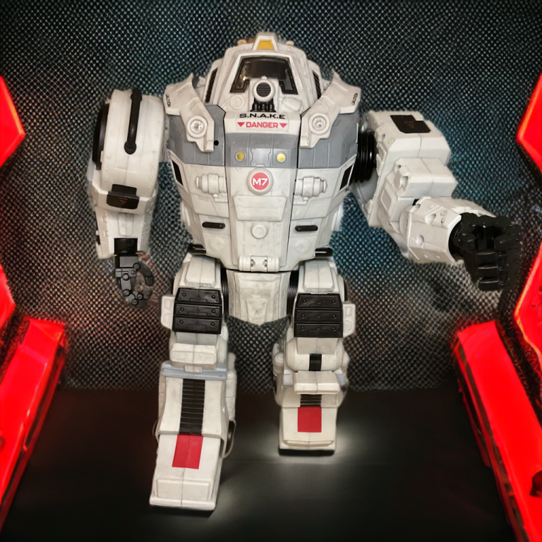 G.I. Joe Classified Series Cobra S.N.A.K.E. Suit em uma pose de ataque enrolada, destacando suas juntas articuladas e detalhes metálicos da armadura em forma de escama.