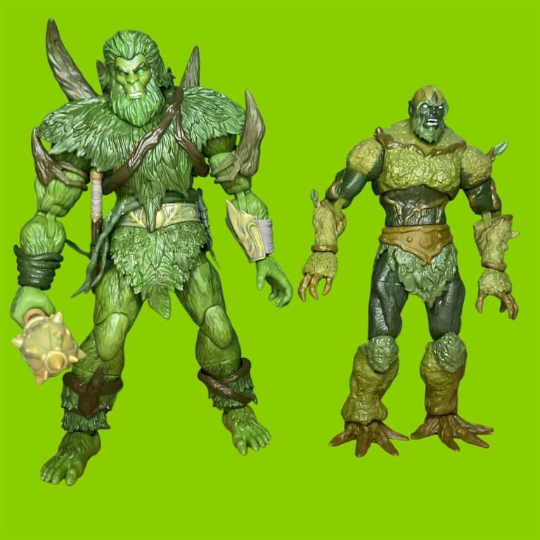Comparaison de l'homme mousse de New Eternia avec l'homme mousse d'Apocalypse sur un fond neutre.