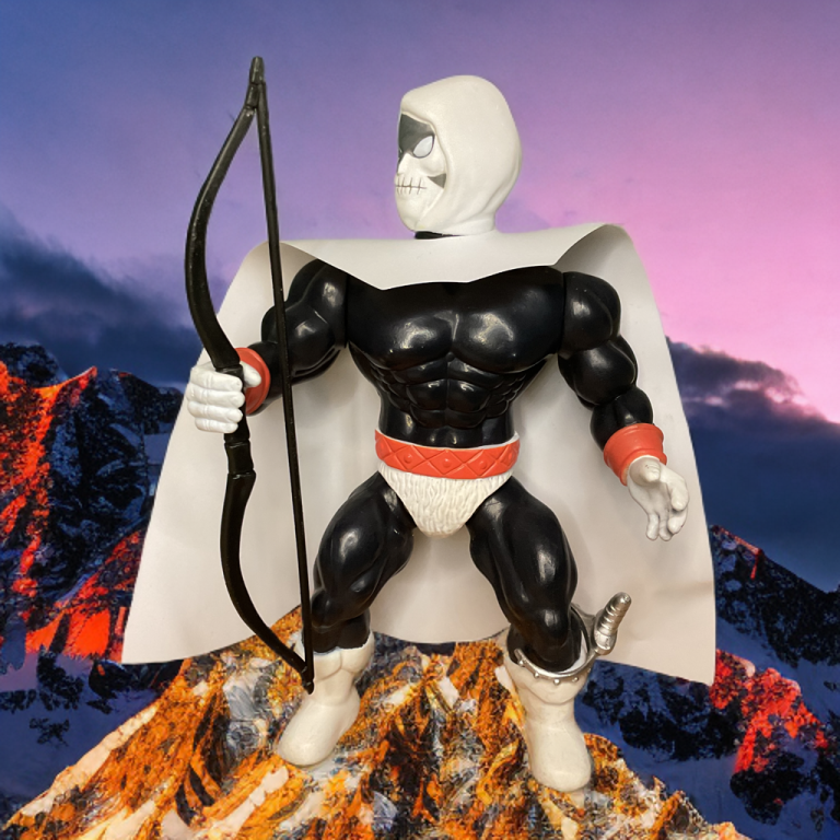 Skull Man, o arqueiro esquelético encapuzado com capa branca, desenhando o arco em uma base rochosa laranja contra picos azul-arroxeados.