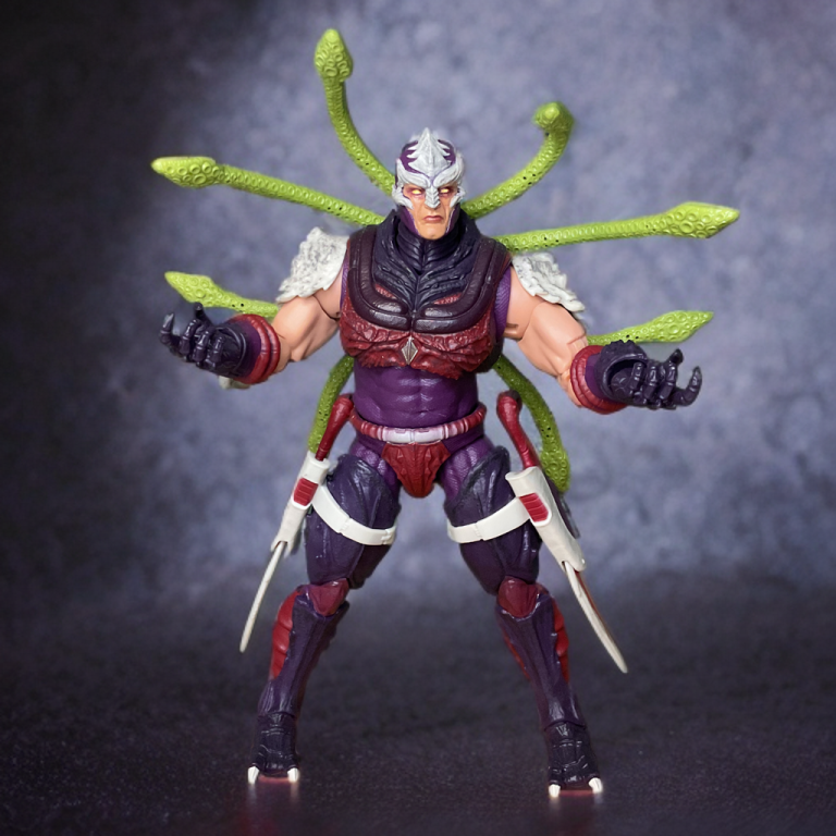 La figurine G.I. Joe Classified #140 Nemesis Immortal se tient debout, mettant en valeur sa sculpture complexe à l'échelle du serpent et ses tentacules biomécaniques.