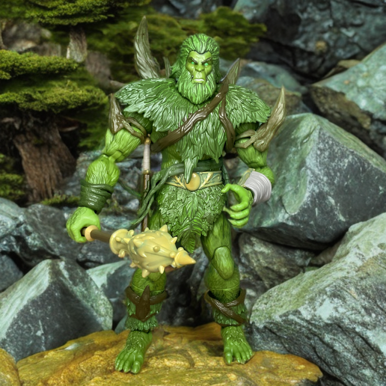 La figurine de New Eternia Moss Man se tient debout, avec ses accessoires de masse et de dague, mettant en valeur sa capacité de pose dynamique sur un fond organique.