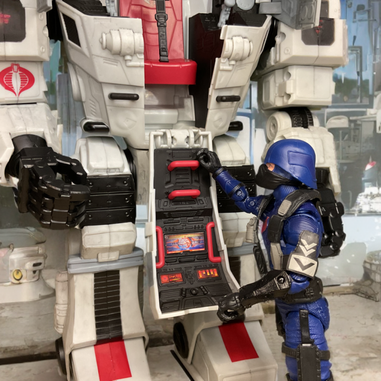 Uma figura do G.I. Joe Classified Cobra S.N.A.K.E. Suit com o Cobra Trooper pronto para subir a escada e chegar ao assento de controle.