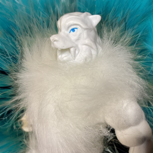 Lobo de las nieves de perfil sobre fondo azul.